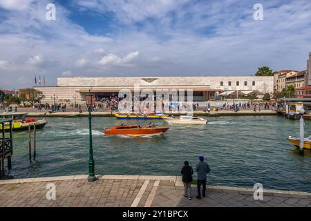 Venedig, Italien, Venezia Santa Lucia Bahnhof auf der gegenüberliegenden Seite des Canal Grande. Stockfoto