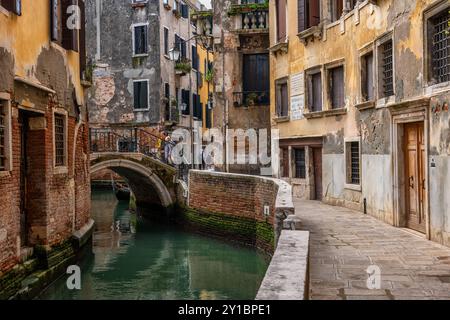 Stadt Venedig in Italien. Rio del Megio Kanal im Viertel Santa Croce, Blick auf die Brücke Ponte del Megio. Stockfoto