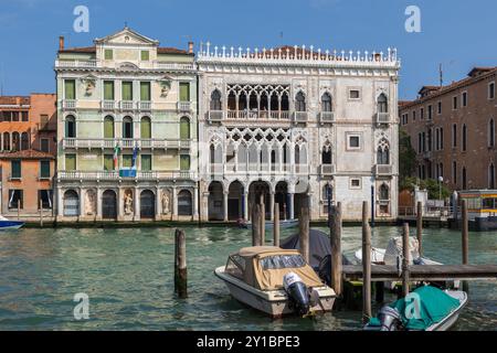 Ca' d'Oro (Palazzo Santa Sofia) und Palazzo Miani Coletti Giusti am Canal Grande in Venedig, Italien. Stockfoto