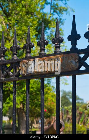 Rustikales Chartres Street-Schild am schmiedeeisernen Zaun am Jackson Square Stockfoto