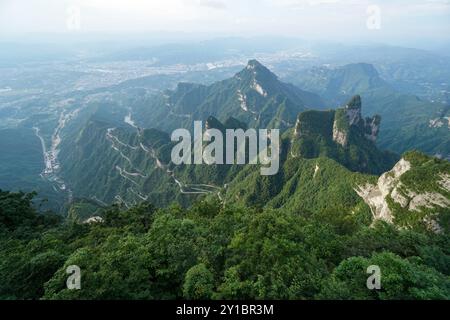 Hochwinkelansicht der gefährlichen 99 Kurven an der Tongtian Road zum Berg des Himmlischen Friedens, dem Himmelstor in Zhangjiagie, Provinz Hunan, China Stockfoto