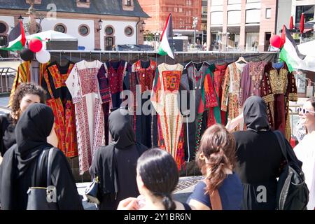 Frankfurt am Main, Deutschland, 31. August 2024. Hunderte von Menschen nehmen an dem vom Palestine e.v. organisierten „My Watan - Festival der palästinensischen Kultur“ Teil Stockfoto