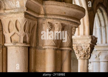 Hauptstadt mit Pilgermuscheln nach Santiago, Kloster Santa María la Real de Iranzu, Kreuzgang, 12. - 14. Jahrhundert, Jakobsweg, Abárzuza, Navarra, Spanien, Europa. Stockfoto