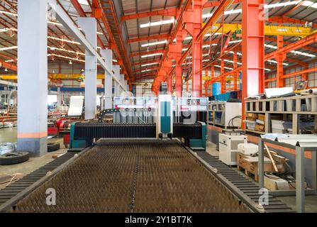 Hochpräzisions-Faserlaser-Schneidemaschine in einem professionellen Hersteller von Laserschneidern. Zum Schneiden verschiedener Materialien wie Stahl, Edelstahl Stockfoto