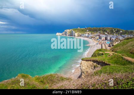 Blick auf den Strand und die natürlichen Klippen von Etretat. Departement seine-Maritime, Region Normandie, Frankreich, Europa. Stockfoto