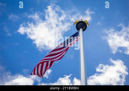 Blick auf die amerikanische Flagge auf dem amerikanischen Friedhof am Omaha Beach. Colleville-sur-mer, Normandie, Frankreich, Westeuropa. Stockfoto