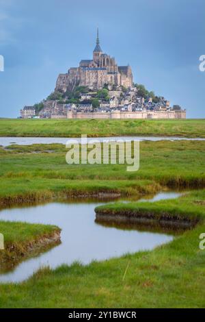 Blick auf Le Mont Saint Michel bei Sonnenaufgang. Normandie, Manche, Avranches, Pontorson, Frankreich, Westeuropa. Stockfoto