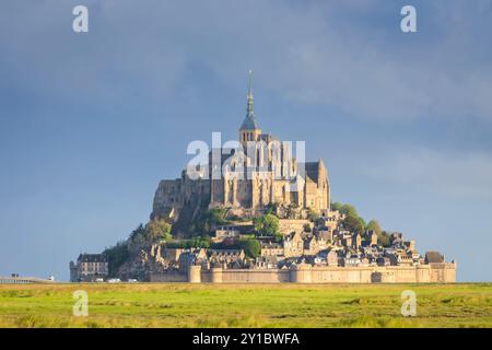 Blick auf Le Mont Saint Michel bei Sonnenaufgang. Normandie, Manche, Avranches, Pontorson, Frankreich, Westeuropa. Stockfoto