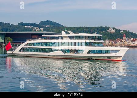 Kreuzfahrtschiff Segeln auf dem Vierwaldstättersee mit Stadthintergrund. Luzern, Schweiz, 19. August 2022 Stockfoto