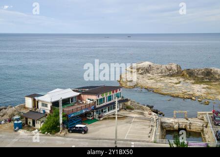 Sokcho City, Südkorea - 28. Juli 2024: Ein bezauberndes Restaurant am Meer in der Nähe des Sokcho Lighthouse und des Yeonggeum Pavilions Stockfoto