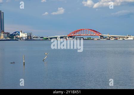 Sokcho, Südkorea - 28. Juli 2024: Ein malerischer Blick auf die Seorak Grand Bridge mit ihren leuchtenden roten Bögen, die sich über den Cheongcho-See erstrecken und die Brücke verbinden Stockfoto
