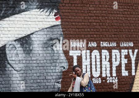 Graham Thorpe Wandgemälde an der Wand vor dem Kia Oval während des 3. Rothesay Test Match Day One England gegen Sri Lanka im Kia Oval, London, Großbritannien, 6. September 2024 (Foto: Mark Cosgrove/News Images) Stockfoto