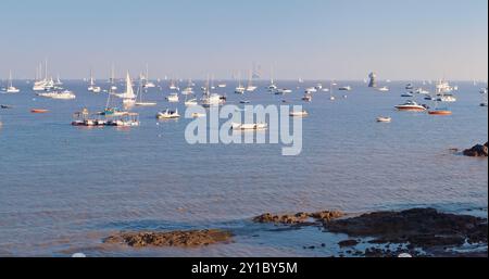 Mumbai, Indien. Blick Auf Viele Schiffe Und Boote Drift Im Hafen Von Mumbai Oder Bombay Harbour Oder Front Bay. Malerische Bucht Im Arabischen Meer. Boot Stockfoto