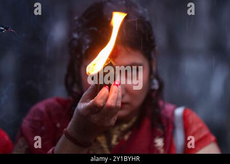 Eine fastende nepalesische Hindu-Frau bietet eine Butterlampe an, während sie am 6. September 2024 Rituale im Pashupatinath-Tempel in Kathmandu, Nepal, ausführt, um das fest von Teej zu feiern. Nach der Tradition beobachten Frauen an diesem dritten Tag der dunklen Hälfte des Mondmonats, der in den nepalesischen Monat Bhadra fällt, Fasten und wünschen sich ein wohlhabendes Leben während der Beobachtung des Festivals. Nach der Skanda Puran (eine religiöse Schrift der Hindus), erhält dieses Festival den Namen Haritalika Teej, wie es an diesem Tag in der Satya Yug (goldene Epoche der Wahrheit) ist, dass die Tochter des Himalaya, Stockfoto
