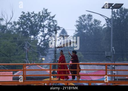 Am 6. September 2024 stürmen fastende nepalesische Hindu-Anhänger in Richtung Pashupatinath-Tempel in Kathmandu, Nepal, um Rituale anlässlich des Teej-Festivals durchzuführen. Nach der Tradition beobachten Frauen an diesem dritten Tag der dunklen Hälfte des Mondmonats, der in den nepalesischen Monat Bhadra fällt, Fasten und wünschen sich ein wohlhabendes Leben während der Beobachtung des Festivals. Laut der „Skanda Puran“ (eine religiöse Schrift der Hindus) erhält dieses Festival den Namen „Haritalika Teej“, da es genau an diesem Tag in der „Satya Yug“ (goldene Epoche der Wahrheit) ist, dass die Tochter des Himalaya, Parvati, versteckt ist Stockfoto