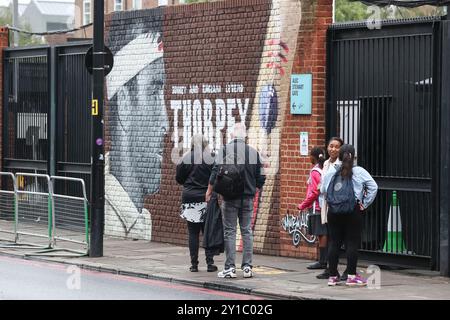 London, Großbritannien. September 2024. Graham Thorpe Wandgemälde an der Wand vor dem Kia Oval während des 3. Rothesay Test Match Day One England gegen Sri Lanka im Kia Oval, London, Vereinigtes Königreich, 6. September 2024 (Foto: Mark Cosgrove/News Images) in London, Vereinigtes Königreich am 6. September 2024. (Foto: Mark Cosgrove/News Images/SIPA USA) Credit: SIPA USA/Alamy Live News Stockfoto