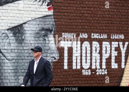 London, Großbritannien. September 2024. Graham Thorpe Wandgemälde an der Wand vor dem Kia Oval während des 3. Rothesay Test Match Day One England gegen Sri Lanka im Kia Oval, London, Vereinigtes Königreich, 6. September 2024 (Foto: Mark Cosgrove/News Images) in London, Vereinigtes Königreich am 6. September 2024. (Foto: Mark Cosgrove/News Images/SIPA USA) Credit: SIPA USA/Alamy Live News Stockfoto