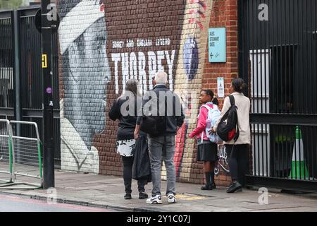 London, Großbritannien. September 2024. Graham Thorpe Wandgemälde an der Wand vor dem Kia Oval während des 3. Rothesay Test Match Day One England gegen Sri Lanka im Kia Oval, London, Vereinigtes Königreich, 6. September 2024 (Foto: Mark Cosgrove/News Images) in London, Vereinigtes Königreich am 6. September 2024. (Foto: Mark Cosgrove/News Images/SIPA USA) Credit: SIPA USA/Alamy Live News Stockfoto