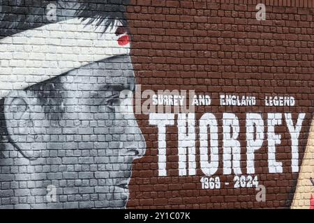 London, Großbritannien. September 2024. Graham Thorpe Wandgemälde an der Wand vor dem Kia Oval während des 3. Rothesay Test Match Day One England gegen Sri Lanka im Kia Oval, London, Vereinigtes Königreich, 6. September 2024 (Foto: Mark Cosgrove/News Images) in London, Vereinigtes Königreich am 6. September 2024. (Foto: Mark Cosgrove/News Images/SIPA USA) Credit: SIPA USA/Alamy Live News Stockfoto