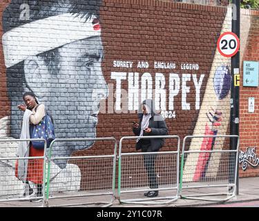 London, Großbritannien. September 2024. Graham Thorpe Wandgemälde an der Wand vor dem Kia Oval während des 3. Rothesay Test Match Day One England gegen Sri Lanka im Kia Oval, London, Vereinigtes Königreich, 6. September 2024 (Foto: Mark Cosgrove/News Images) in London, Vereinigtes Königreich am 6. September 2024. (Foto: Mark Cosgrove/News Images/SIPA USA) Credit: SIPA USA/Alamy Live News Stockfoto