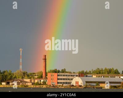 Rainbow hinter dem Schornstein Stockfoto