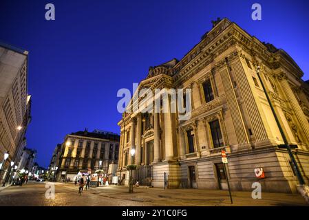 Nächtlicher Blick auf die Brüsseler Börse (Bourse de Bruxelles) - Belgien Stockfoto