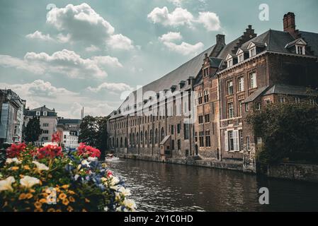 Malerischer Blick auf die Leie und historische Gebäude von Predikherenlei - Gent, Belgien Stockfoto