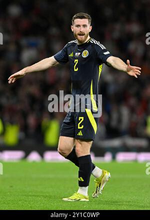 Glasgow, Großbritannien. September 2024. Anthony Ralston aus Schottland während des Spiels der UEFA Nations League im Hampden Park, Glasgow. Der Bildnachweis sollte lauten: Neil Hanna/Sportimage Credit: Sportimage Ltd/Alamy Live News Stockfoto