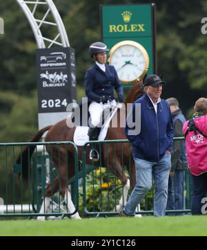 Stamford, Stamford. September 2024. Captain Mark Phillips spaziert, um Tochter Zara Tindall (hinten) zu beobachten, an Bord der Class Affair bei den Defender Burghley Horse Trials in Stamford, Lincolnshire, am 5. September 2024. Quelle: Paul Marriott/Alamy Live News Stockfoto