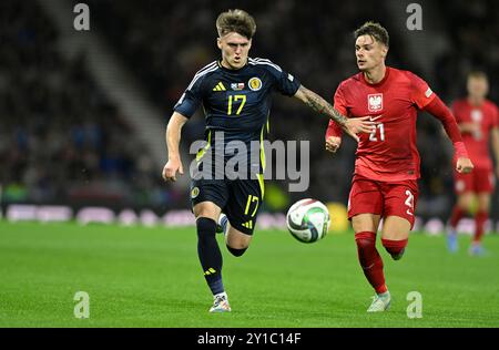 Glasgow, Großbritannien. September 2024. Ben Doak aus Schottland und Nicola Zalewski aus Polen während des Spiels der UEFA Nations League in Hampden Park, Glasgow. Der Bildnachweis sollte lauten: Neil Hanna/Sportimage Credit: Sportimage Ltd/Alamy Live News Stockfoto