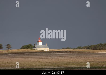 Eine ikonische Landschaft und Meereslandschaft: Agon Coutainville, Normandie, Frankreich und sein Leuchtturm Stockfoto