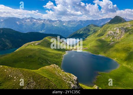 Im Sommer aus der Vogelperspektive auf den Ritom See und den Tom Lake. Region Ritom-Piora, Val Leventina, Kanton Tessin, Schweiz. Stockfoto