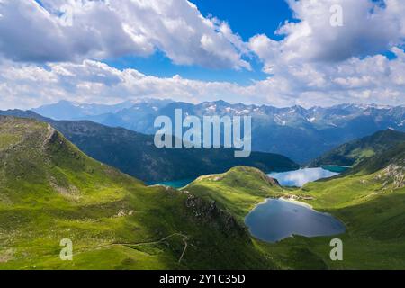 Im Sommer aus der Vogelperspektive auf den Ritom See und den Tom Lake. Region Ritom-Piora, Val Leventina, Kanton Tessin, Schweiz. Stockfoto