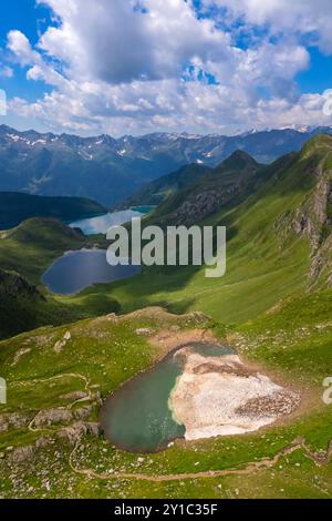 Im Sommer aus der Vogelperspektive auf den Ritom See und den Tom Lake. Region Ritom-Piora, Val Leventina, Kanton Tessin, Schweiz. Stockfoto