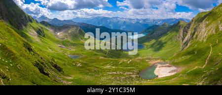 Im Sommer aus der Vogelperspektive auf den Ritom See und den Tom Lake. Region Ritom-Piora, Val Leventina, Kanton Tessin, Schweiz. Stockfoto
