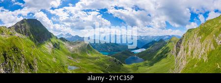 Im Sommer aus der Vogelperspektive auf den Ritom See und den Tom Lake. Region Ritom-Piora, Val Leventina, Kanton Tessin, Schweiz. Stockfoto