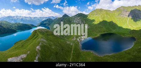 Im Sommer aus der Vogelperspektive auf den Ritom See und den Tom Lake. Region Ritom-Piora, Val Leventina, Kanton Tessin, Schweiz. Stockfoto