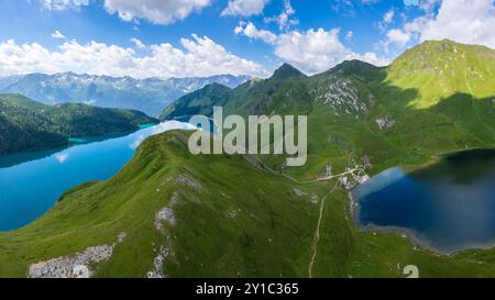 Im Sommer aus der Vogelperspektive auf den Ritom See und den Tom Lake. Region Ritom-Piora, Val Leventina, Kanton Tessin, Schweiz. Stockfoto