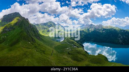 Blick aus der Vogelperspektive auf den Ritom-See und den Cadagno-See im Sommer. Region Ritom-Piora, Val Leventina, Kanton Tessin, Schweiz. Stockfoto