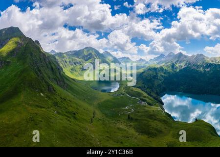 Blick aus der Vogelperspektive auf den Ritom-See und den Cadagno-See im Sommer. Region Ritom-Piora, Val Leventina, Kanton Tessin, Schweiz. Stockfoto
