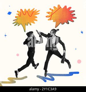 Zwei lächelnde Geschäftsleute, die mitten in der Luft High Fiving geben, feiern gemeinsamen Erfolg. Lebendige abstrakte Sprechblasen, Brainstorming, Ideengenerierung Stockfoto