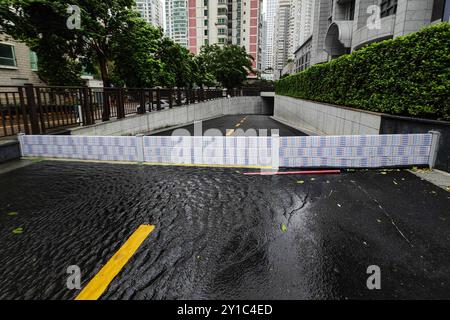 Haikou, chinesische Provinz Hainan. September 2024. Am Eingang einer Tiefgarage in Haikou, südchinesischer Provinz Hainan, wird am 6. September 2024 eine Barriere errichtet, um Wasser zurückzuhalten. Yagi, der 11. Taifun des Jahres, hat sich zu einem Supertaifun der Stufe 17 entwickelt, der Windgeschwindigkeiten von bis zu 209 km pro Stunde bietet. Der Taifun soll am Freitagnachmittag irgendwo zwischen Wenchang in der Provinz Hainan und Xuwen County in der Provinz Guangdong landen. Quelle: Pu Xiaoxu/Xinhua/Alamy Live News Stockfoto