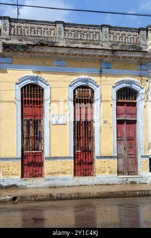 Fenster im Kolonialstil in der Fassade eines Gebäudes, Santa Clara, Kuba Stockfoto