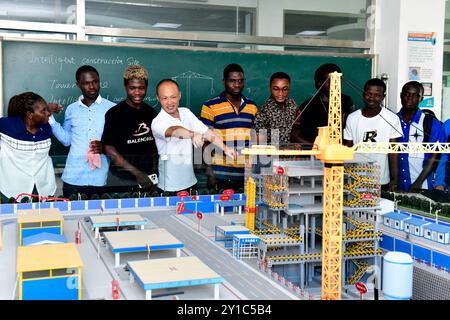 (240906) -- JINAN, 6. September 2024 (Xinhua) -- Ma Fangxing (4. L), ein Lehrer der Abteilung für Architekturtechnik, spricht mit ghanaischen Studenten vor einem Sandtisch am Rizhao Polytechnic in Rizhao, ostchinesischer Provinz Shandong, 5. September 2024. Rizhao Polytechnic, das 2021 mit der Technischen Universität Kumasi eine Zusammenarbeit im Bereich der beruflichen Bildung aufnahm, hat durch Lehrerausbildung und Berufsausbildung sowie durch kulturellen und pädagogischen Austausch dazu beigetragen, berufliche Talente in Ghana zu fördern. Derzeit haben 42 ghanaische Studenten in Rizhao Polytechnic und REC studiert Stockfoto