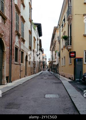 Diese enge Straße bietet historische Gebäude mit traditioneller Architektur und ein geparktes Auto, was an einem bewölkten Tag eine ruhige Atmosphäre schafft. Stockfoto