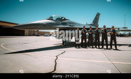 Studenten-Piloten der 309. Jagdgeschwader posieren für ein Foto, 15. August 2024, auf der Luke Air Force Base, Arizona. Diese Klasse von Piloten markiert das Ende der F-16-Tram Stockfoto