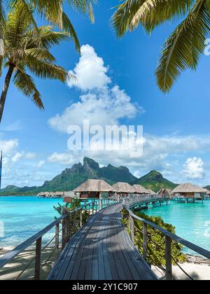 Blick auf den Mount Otemanu durch türkisfarbene Lagune, Palmen und Überwasser-Bungalows auf Bora Bora Island, Tahiti, Französisch-Polynesien und Südpazifik Stockfoto