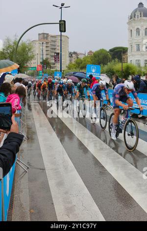 Radfahrer, die in der 17. Etappe der Vuelta de Espana im Regen in der Plaza de Italia Santander Cantabria Spanien Europa am 4. September 2024 antreten Stockfoto