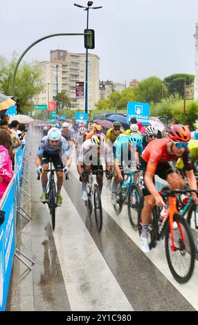 Radfahrer, die in der 17. Etappe der Vuelta de Espana im Regen in der Plaza de Italia Santander Cantabria Spanien Europa am 4. September 2024 antreten Stockfoto