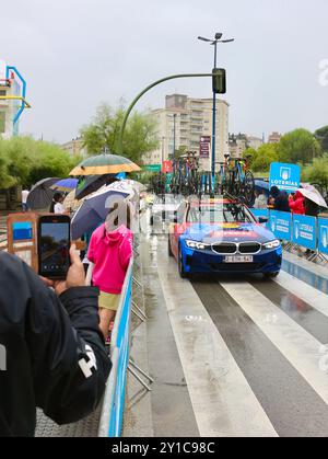 Lidl-Trek Team BMW Begleitfahrzeug überquert die Plaza Italia bei strömendem Regen 17. Etappe Vuelta de Espana Santander Cantabria Spanien Europa Stockfoto